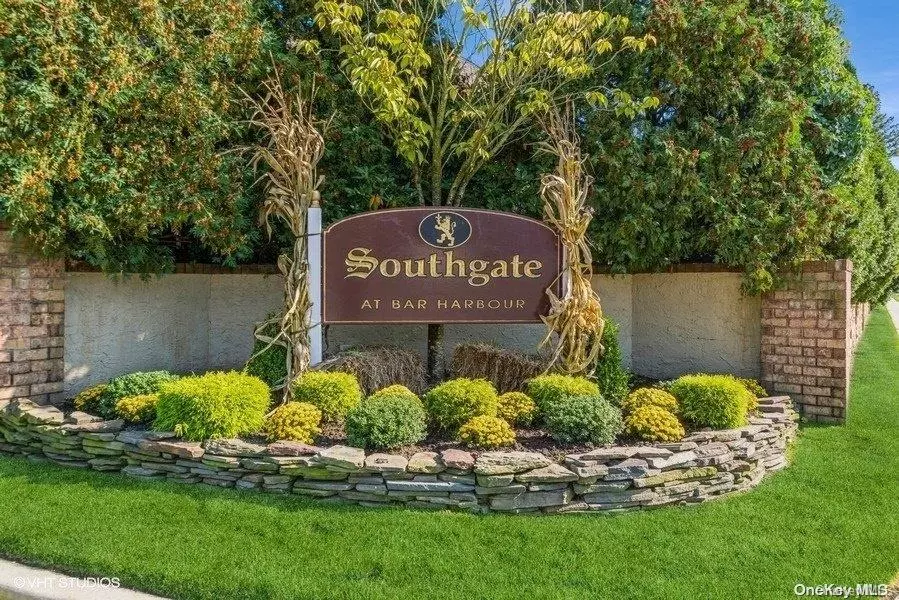 92 Southgate CIR #92, Massapequa Park, NY 11762