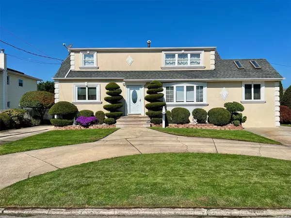 239 Farmers AVE, Lindenhurst, NY 11757