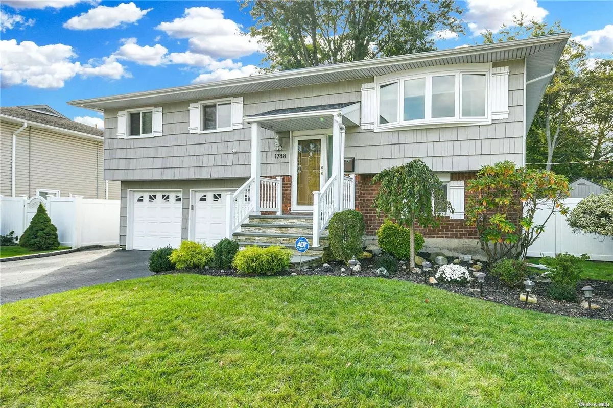 Merrick, NY 11566,1788 Roberta LN