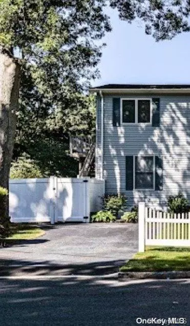 East Setauket, NY 11733,24 Longhorn LN