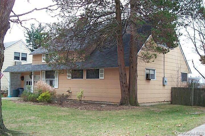 10 Twisting LN, Wantagh, NY 11793