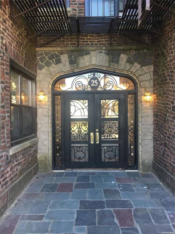 25 Trinity PL #6C, Hewlett, NY 11557