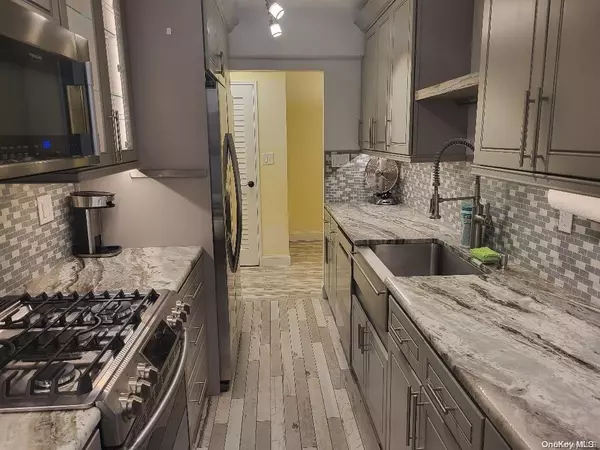 Rego Park, NY 11374,65-65 Wetherole ST #1W