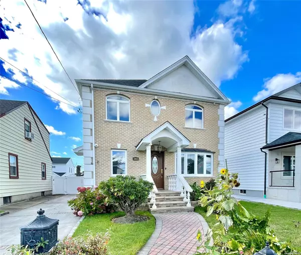 203 Pershing Pkwy, Mineola, NY 11501