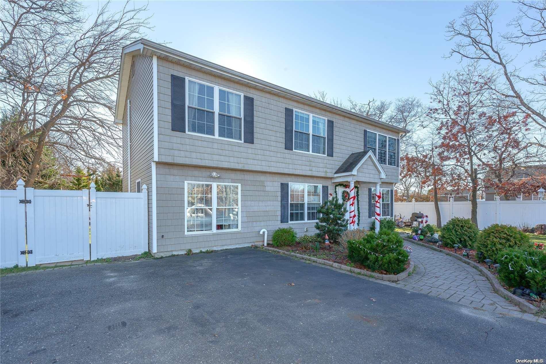 98 Cortelyou ST, Islip, NY 11751