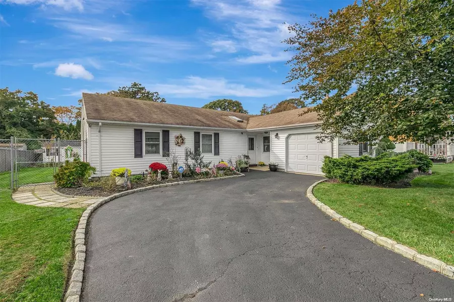 10 Apple Blossom Ln LN, East Patchogue, NY 11772