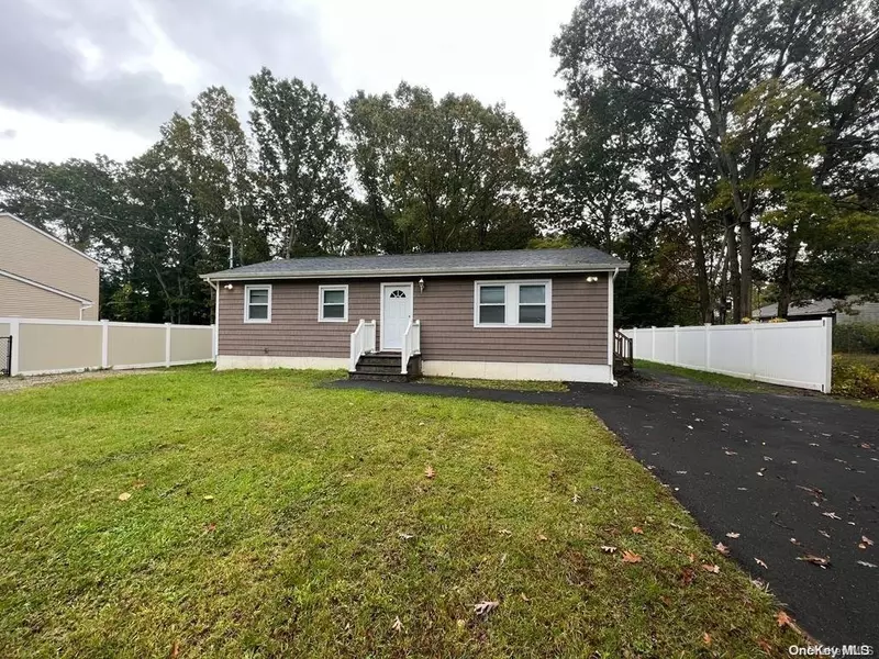 110 Norfleet LN, Coram, NY 11727