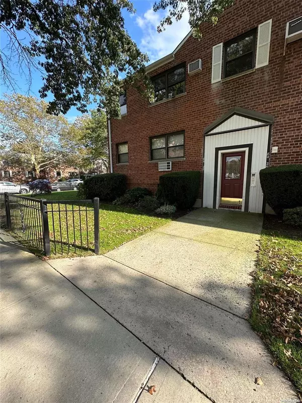 Howard Beach, NY 11414,84-28 155 Avenue #3L