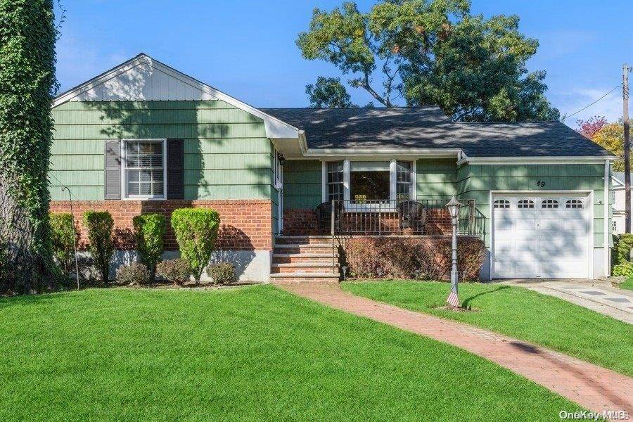 49 Ross CT, Malverne, NY 11565