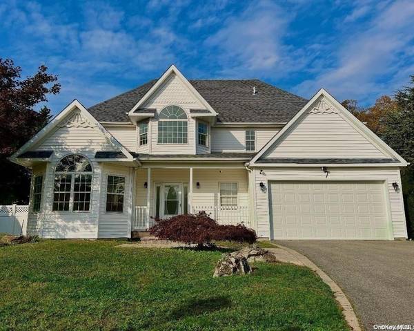 7 Meadow Ct, Nesconset, NY 11767