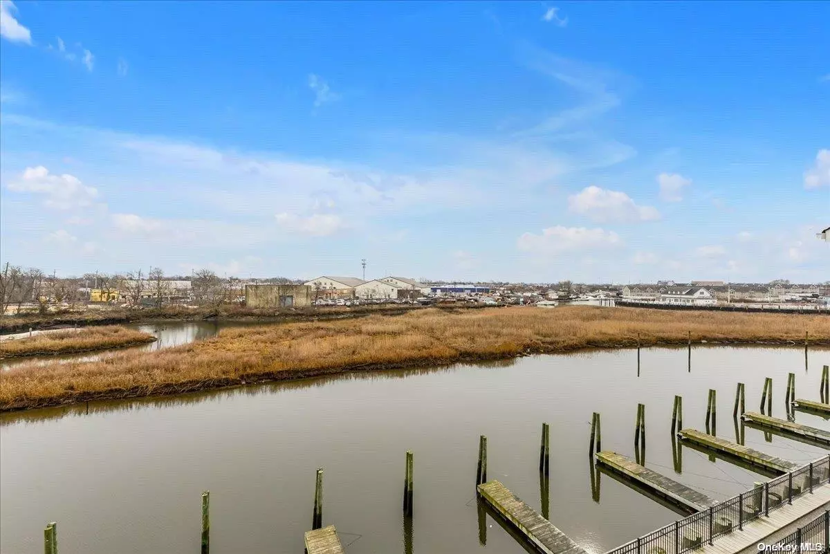 East Rockaway, NY 11518,322 Marina Pointe DR #322