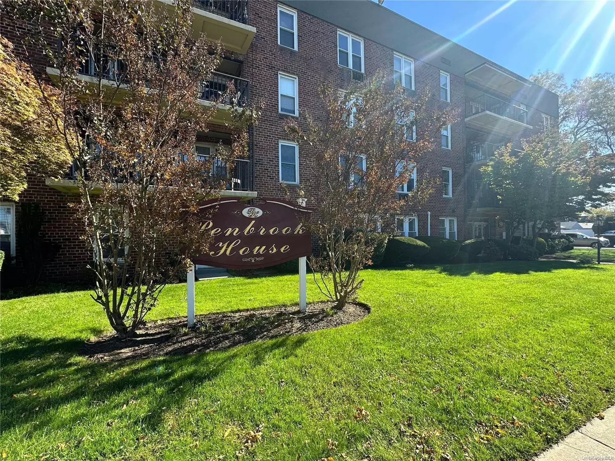 Lynbrook, NY 11563,60 Hempstead Avenue #3B