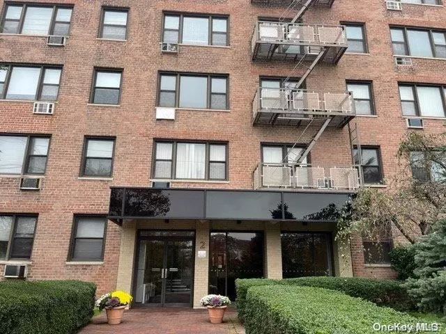 Mineola, NY 11501,2 Birchwood CT #3H