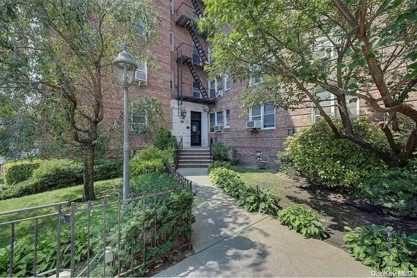 Jackson Heights, NY 11372,88-10 35th AVE #3E