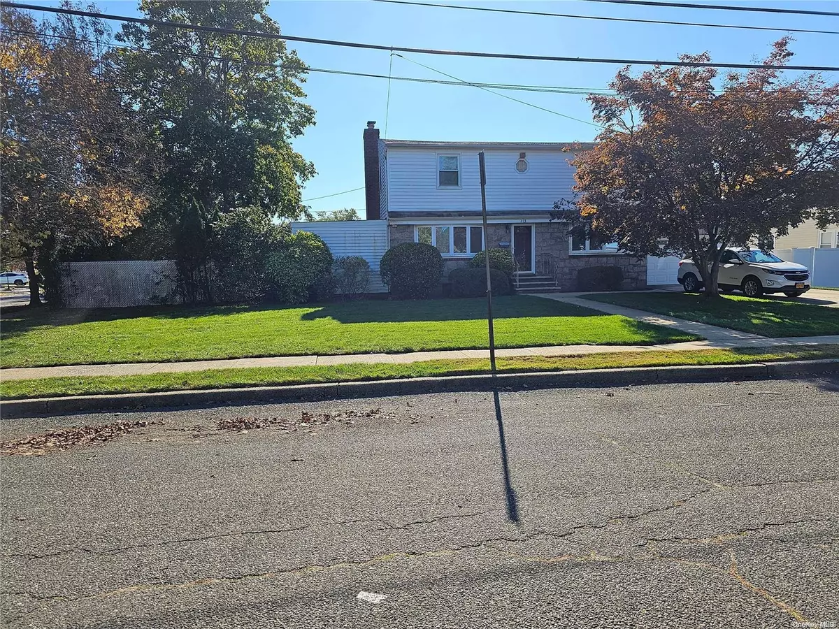 Freeport, NY 11520,213 Porterfield PL