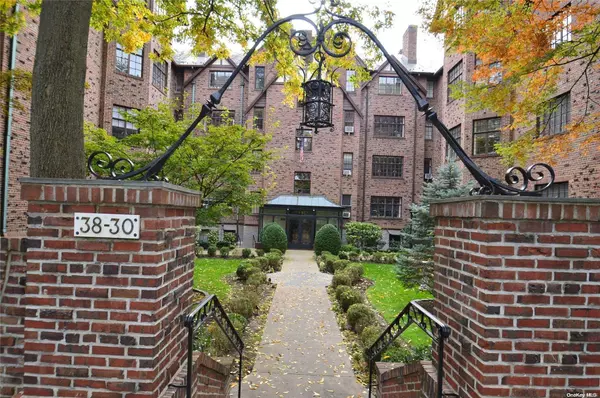 Douglaston, NY 11363,38-30 Douglaston Pkwy #E2