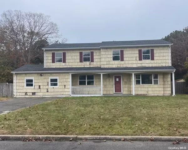 9 Redlef ST, Patchogue, NY 11772