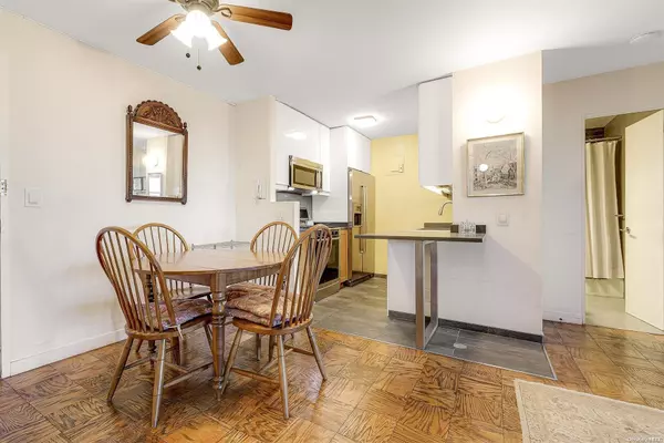 70-25 Yellowstone BLVD #17E, Forest Hills, NY 11375