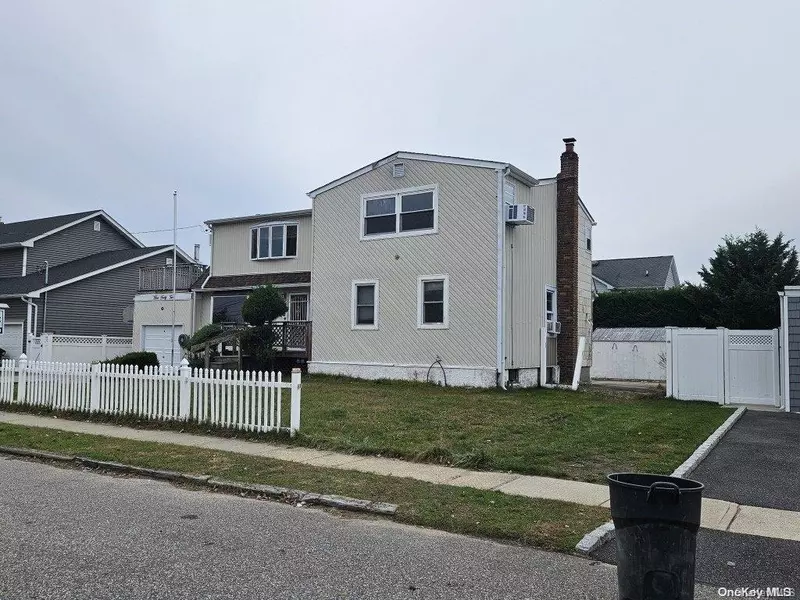 542 S Chicot AVE, West Islip, NY 11795