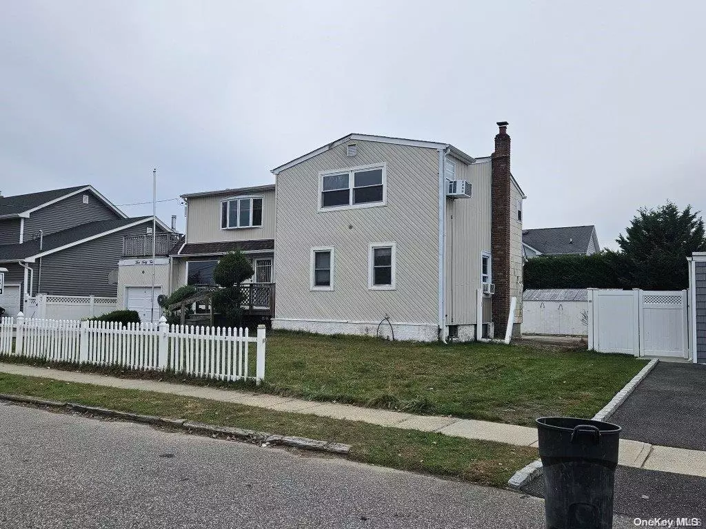 West Islip, NY 11795,542 S Chicot AVE