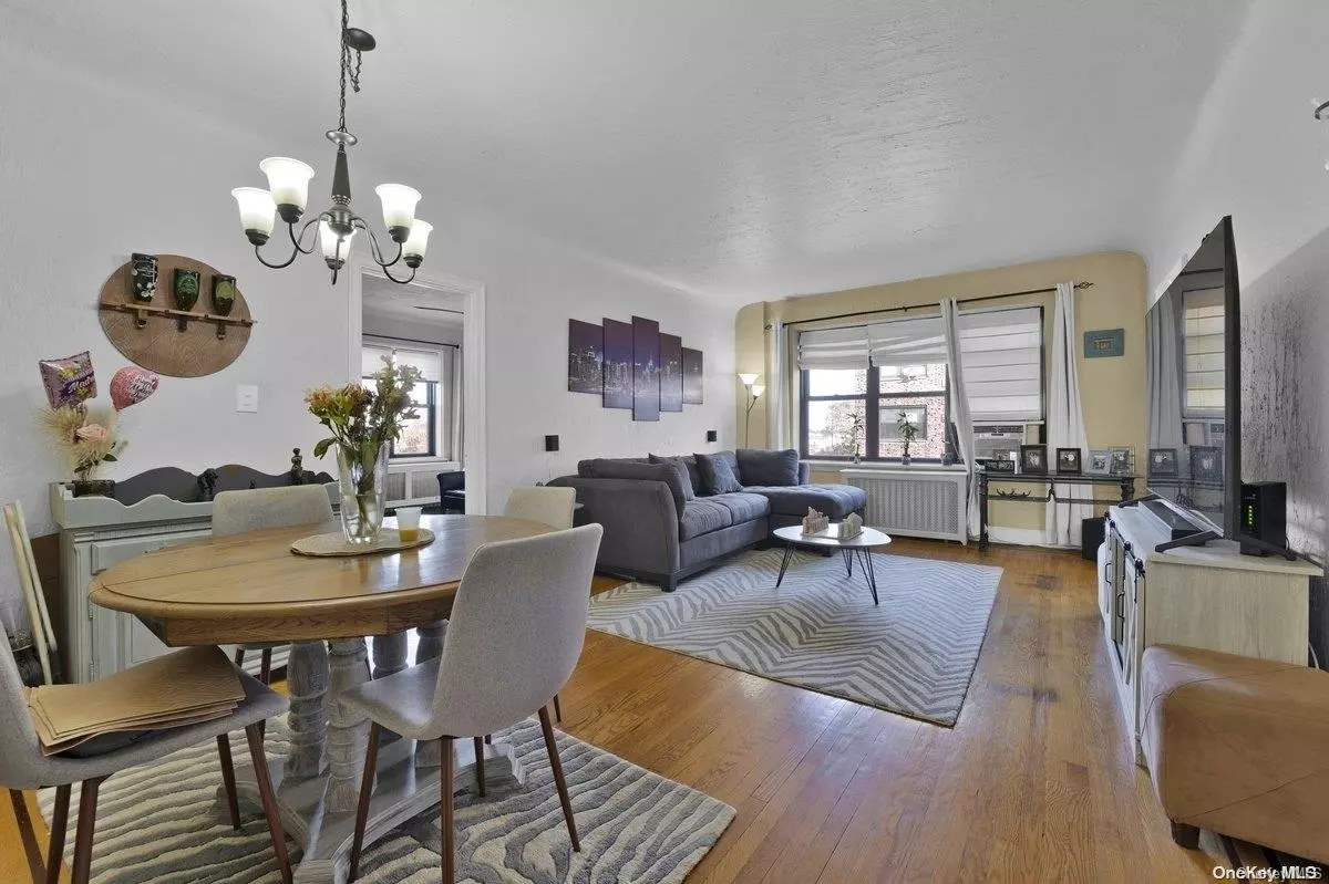 Woodmere, NY 11598,141 Wyckoff PL #4B