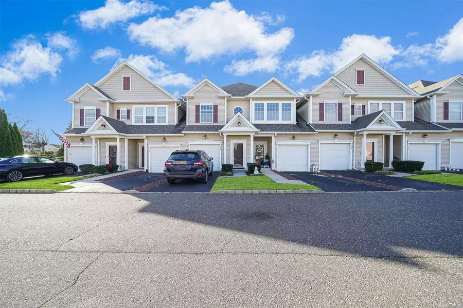 112 Wildwood CIR #112, Holtsville, NY 11742