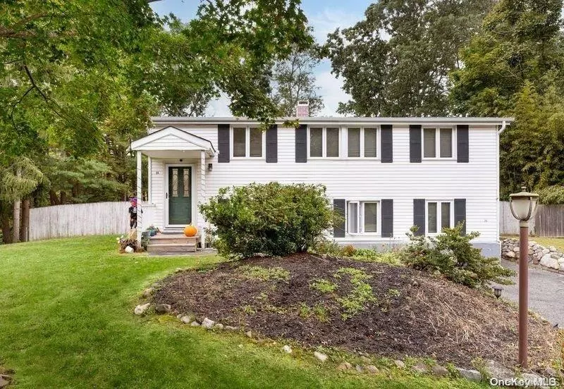 East Setauket, NY 11733,25 Woodchuck LN