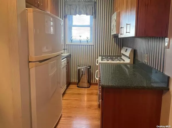 Douglaston, NY 11363,44-20 Douglaston Pkwy #6G