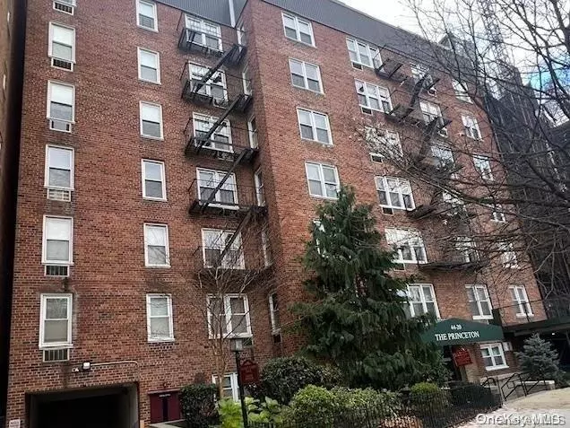 Douglaston, NY 11363,44-20 Douglaston Pkwy #6G