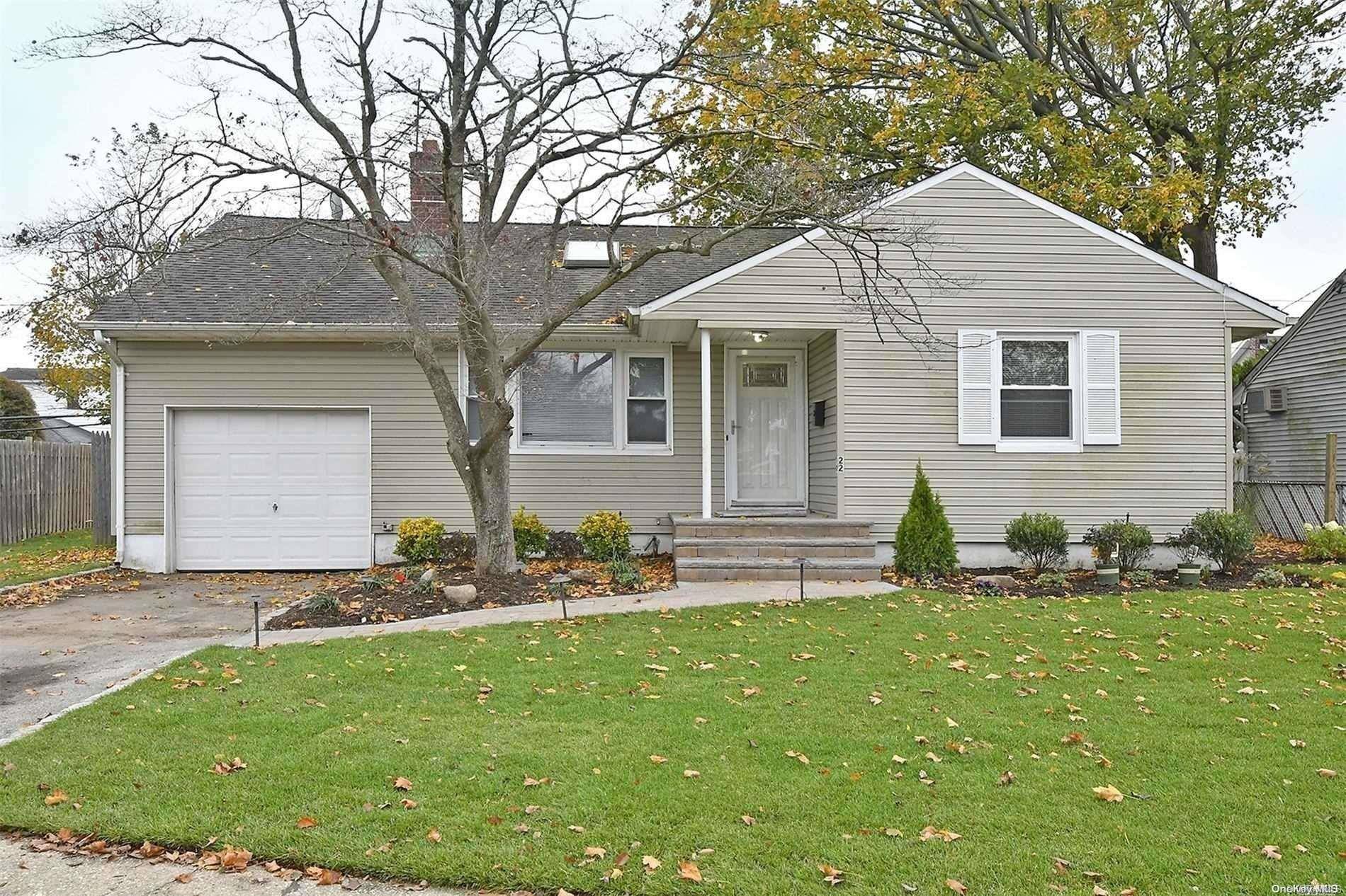 22 Azalea CT, Plainview, NY 11803
