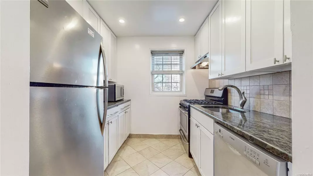 25 Burns St #5C, Forest Hills, NY 11375