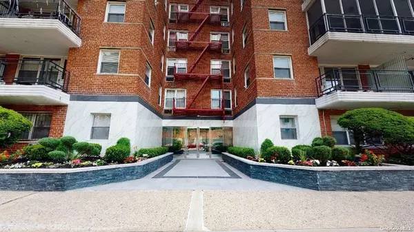 66-15 Thornton PL #3N,  Rego Park,  NY 11374