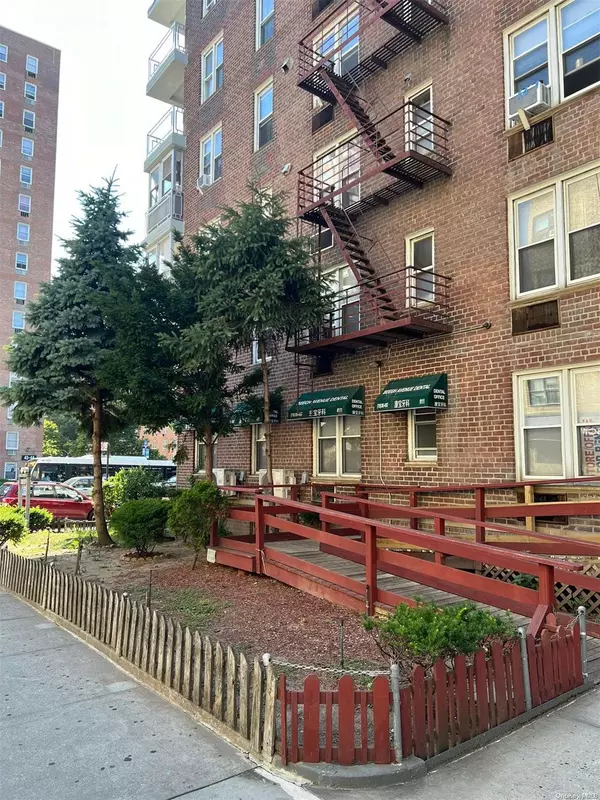 Flushing, NY 11355,43-43 Kissena BLVD #111