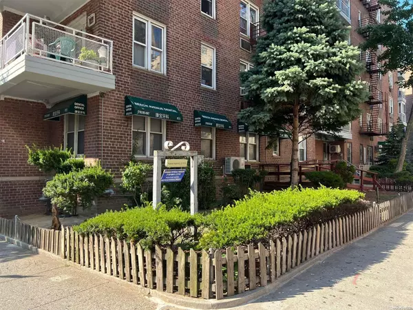 Flushing, NY 11355,43-43 Kissena BLVD #111