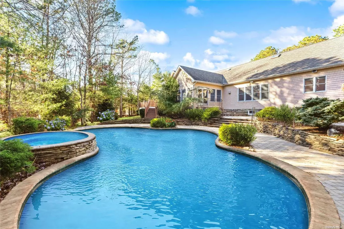 East Quogue, NY 11942,145 Malloy DR