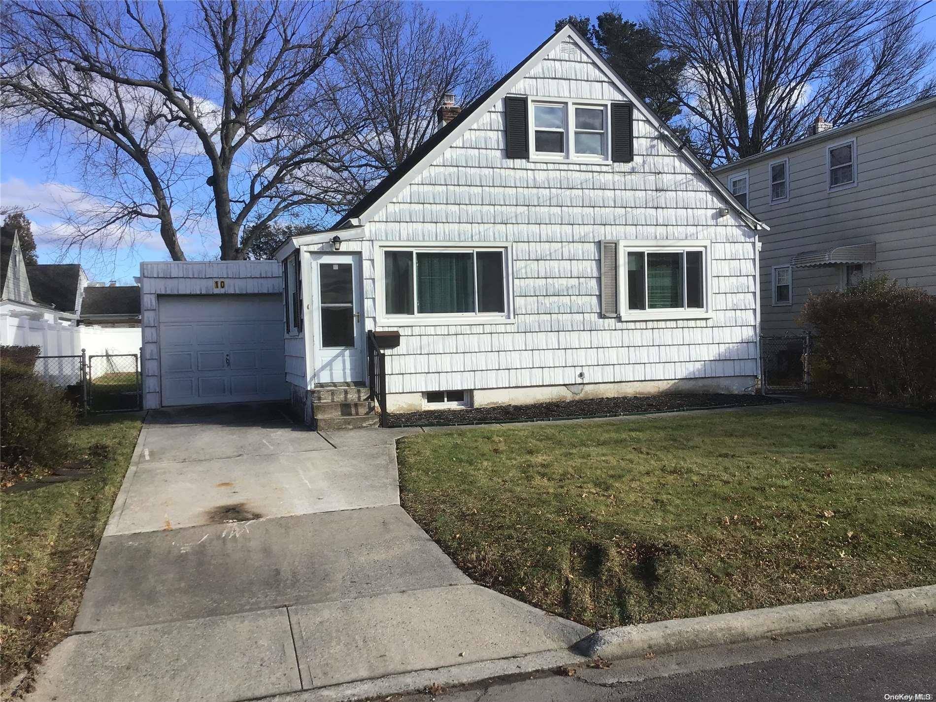 10 Schiller ST, Hicksville, NY 11801
