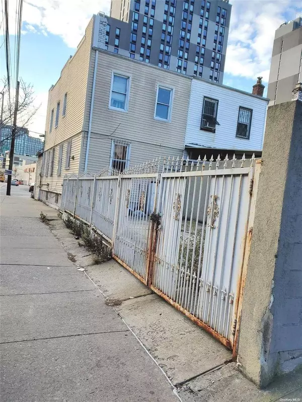 Jamaica, NY 11433,92-53 168th Pl