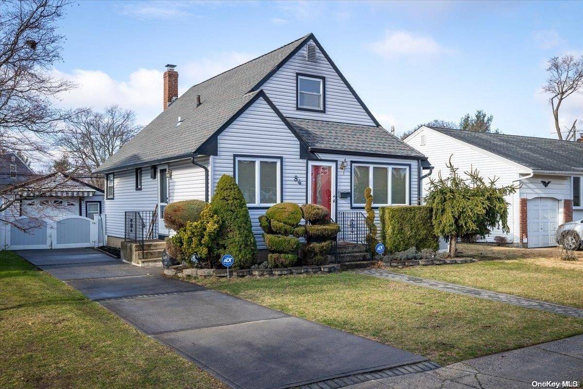 84 Cedar ST, Hicksville, NY 11801