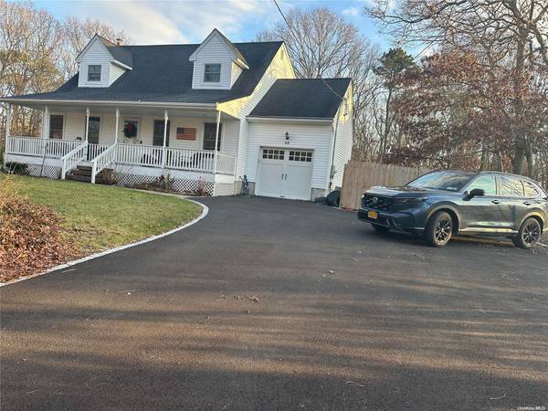 22 Dawn DR, Shirley, NY 11967