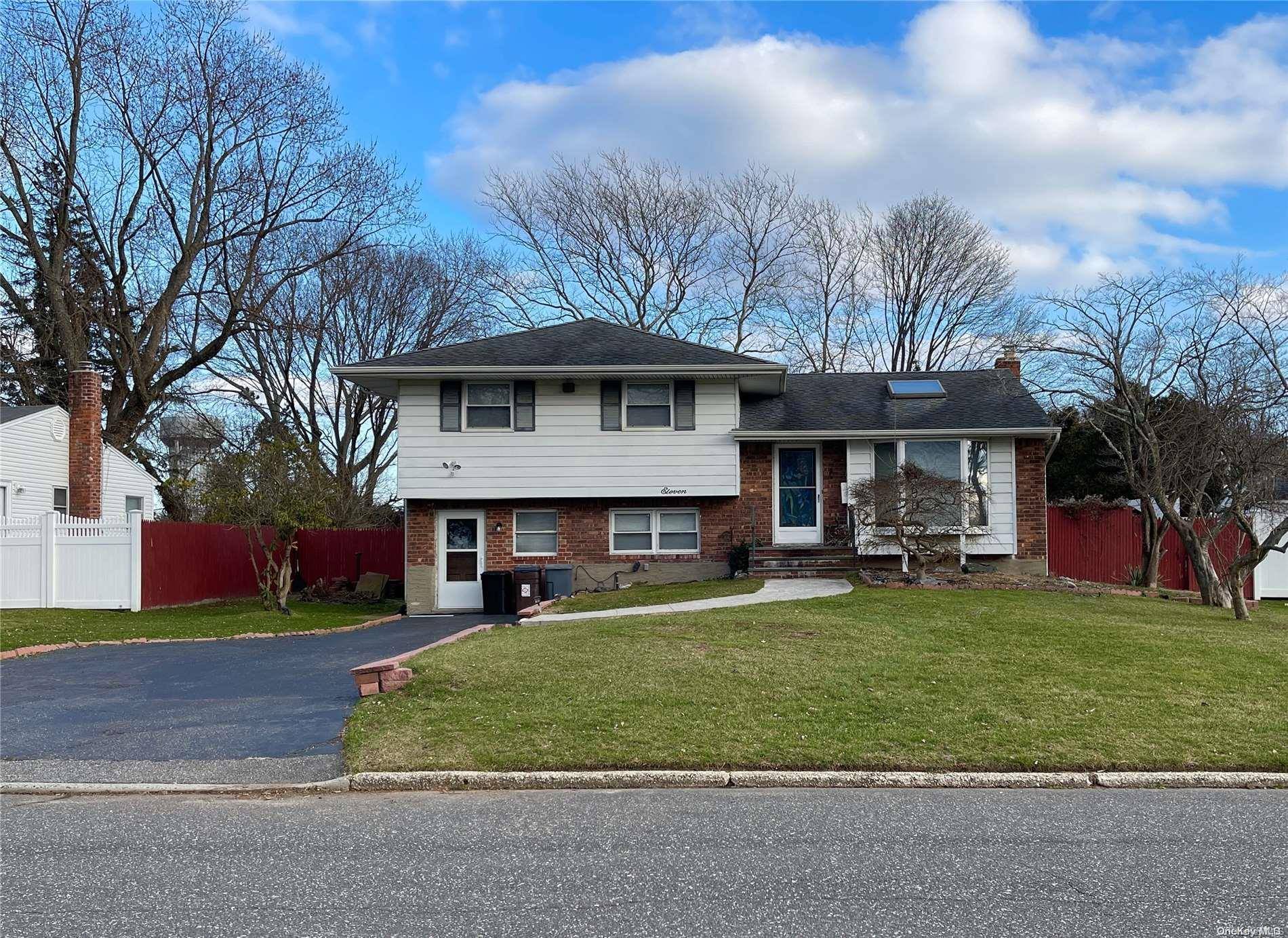 11 Montrose DR, Commack, NY 11725