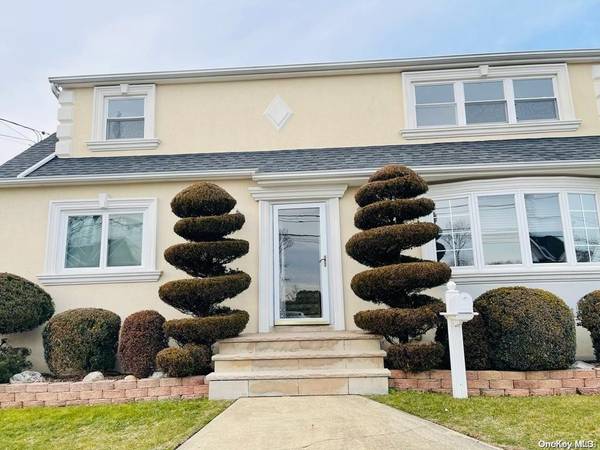 239 Farmers AVE, Lindenhurst, NY 11757