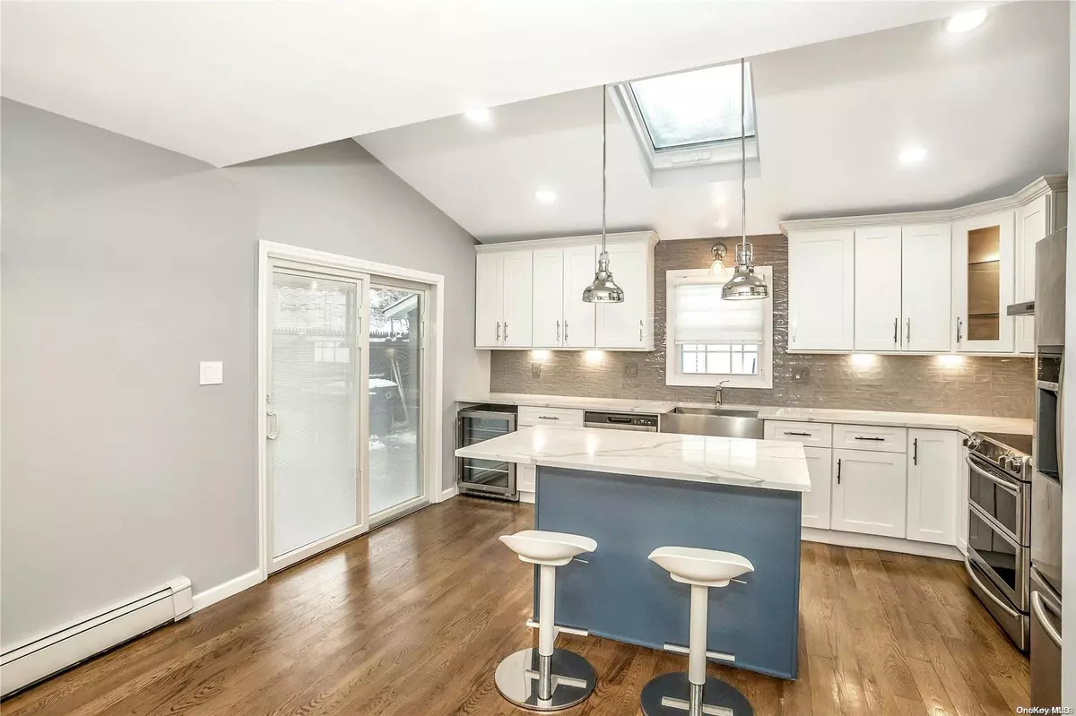 Westbury, NY 11590,865 Grand BLVD