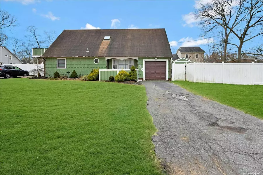 120 Hampton AVE, Mastic, NY 11950