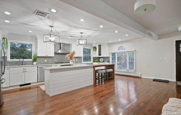 1 Woodmere DR, Fort Salonga, NY 11768