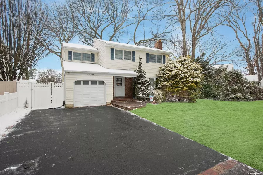 94 Farm LN, West Islip, NY 11795