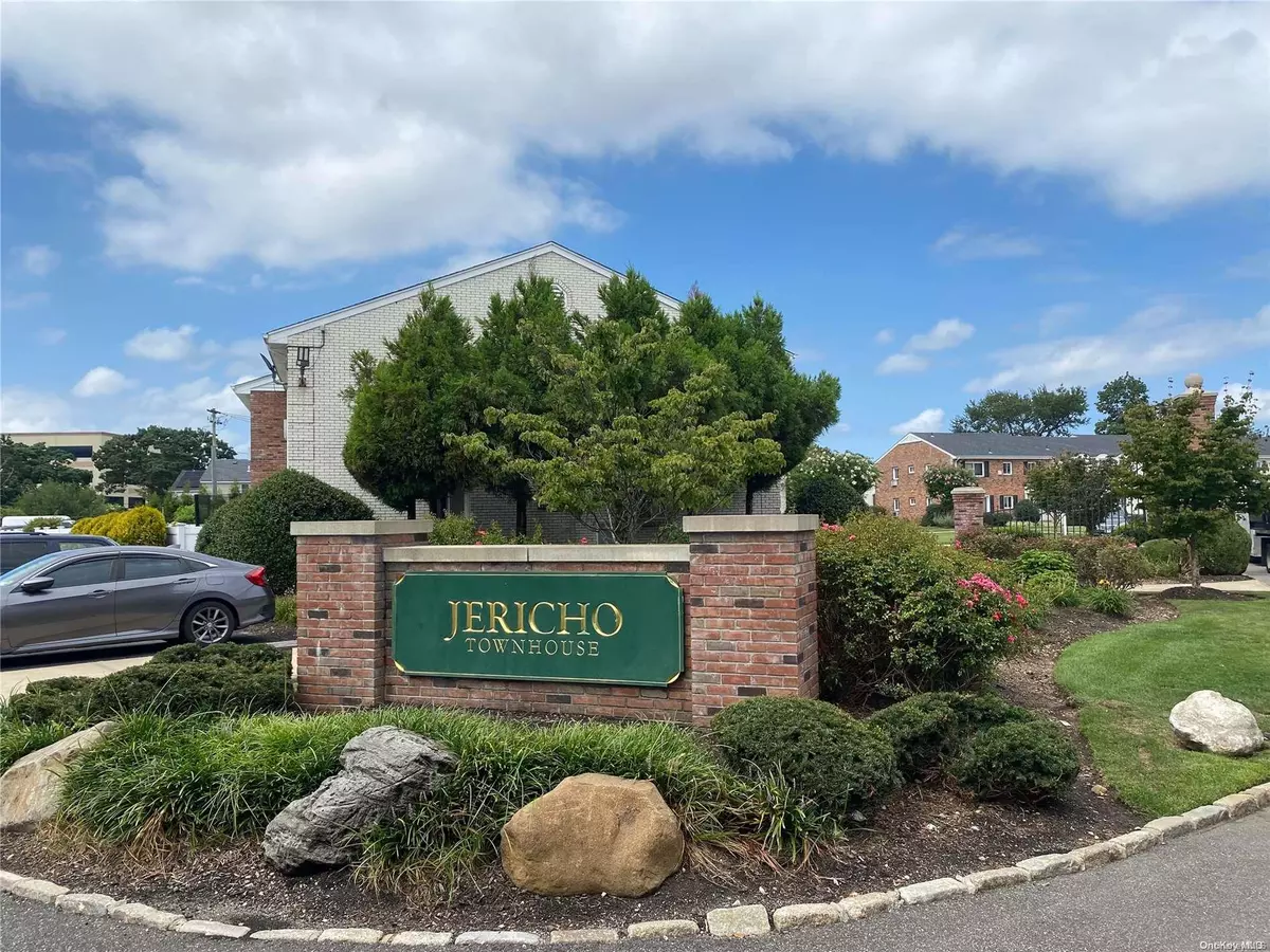 Jericho, NY 11753,520 Dawson LN