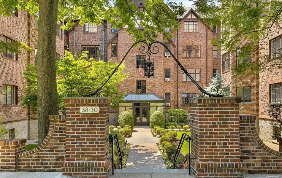 38-30 Douglaston Pkwy #3E, Douglaston, NY 11363