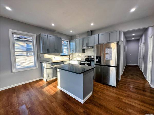 8753 133rd St, Richmond Hill, NY 11418