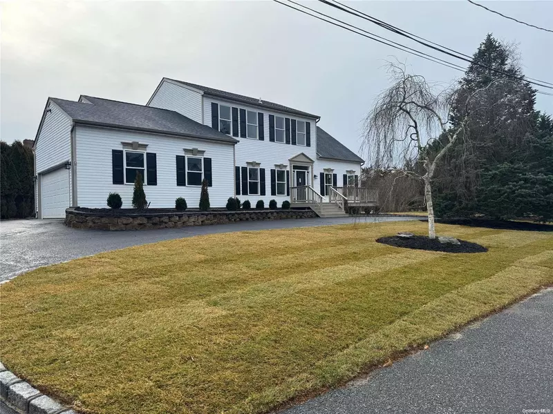 6 Private RD, Remsenburg, NY 11960