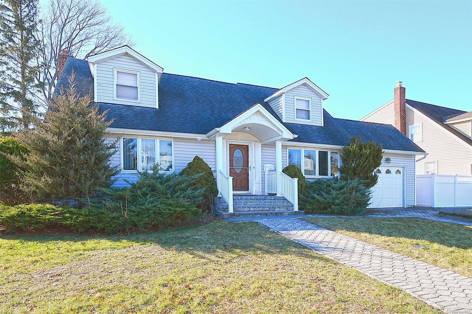 16 Harkin LN, Hicksville, NY 11801